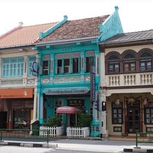 右手の黄色っぽい建物がカトン・アンティーク・ハウス。