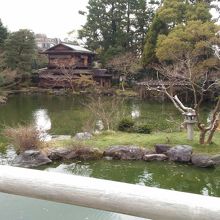 池のほとりにある神社