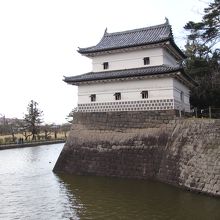  二の丸隅櫓、本丸鉄砲櫓の跡に移築されている。国の重要文化