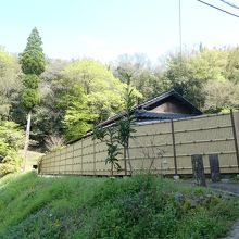 道端に看板が・・・この奥です