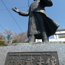 参道鳥居脇に広瀬武夫像がそびえます