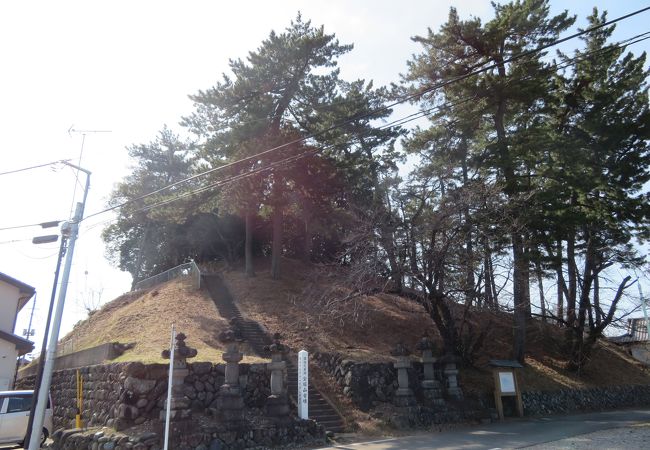 ７世紀中ごろに造られた古墳の頂上に江戸時代の墓があるユニークな古墳