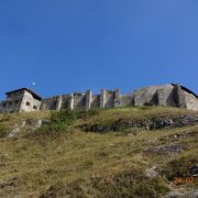 よく修復された中世の古城、シュメグ城