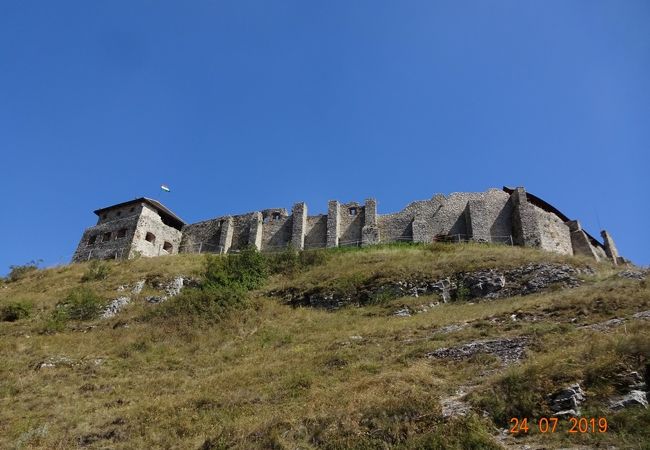 よく修復された中世の古城、シュメグ城