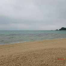 宿の裏にこんな広いビーチ