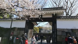 九段下駅から武道館に行く時に通る門　田安門