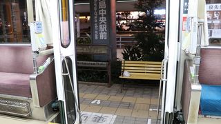 出入り口に段差がある車両も