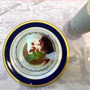 明るい雰囲気のレストラン