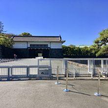 車が出入りする度にゲートを開け閉め