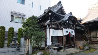 ビルに囲まれています