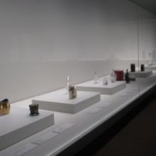 モードとアートの香水瓶の展示