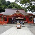 鮮やかな朱色の神社