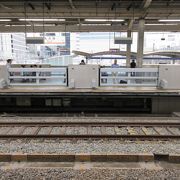 改めて新幹線のホームと近隣のビルとの距離は東京駅並みに近いなと思いました