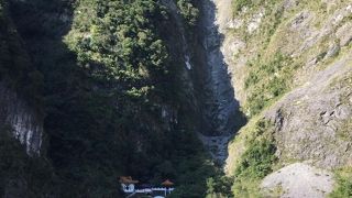 太魯閣渓谷に行くときに上の方にあった禅光寺の右下にある慰霊の祠