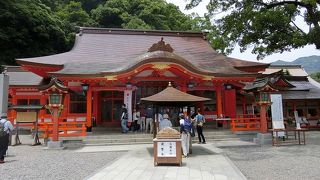 鮮やかな朱色の神社