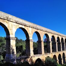 ローマ時代の円形劇場や水道橋などが世界遺産に登録されています