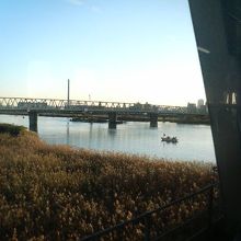 中川や荒川を渡る爽快感ある車窓も楽しめます