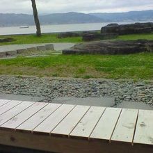 諏訪湖の湖面を眺めながらお湯に浸かれます