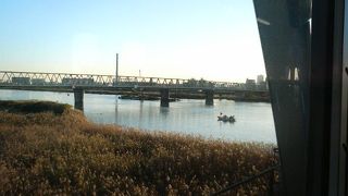 中川や荒川を渡る爽快感ある車窓も楽しめます