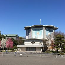青い空ともマッチする建物