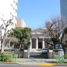 反対側歩道から聖堂の様子