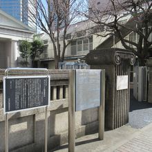 門柱と２枚の説明板