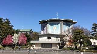 皇居東御苑の天守台の前