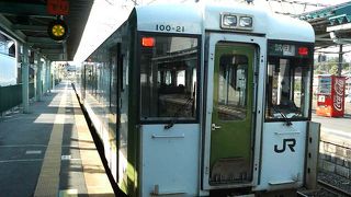 電車本数が少ない中、快速列車も走っています