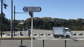 皇居の内堀沿いを通る道路