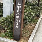 川沿いの道