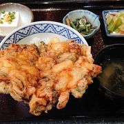 豪快なサイズのシーフードと野菜のかき揚げ天ぷらが載った海鮮天丼が最高。強羅にあるお店。