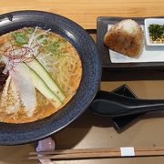 コクのあるあっさりとした塩味のスープに鯛の刺身が載って斬新で美味しい。