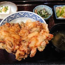 海鮮天丼￥1,550。大きな天丼に豆腐、山菜、漬物色々有り。