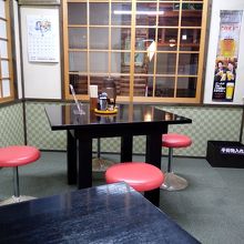 靴を脱いで店内に上がるが、テーブル・椅子席も用意されている