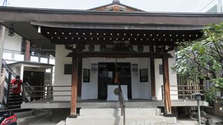 多くの仏像や地蔵が祀られています