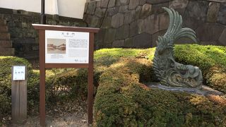 皇居東御苑の大手門にあります