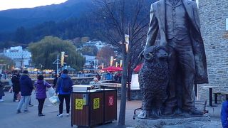 クイーンズタウンにとっては、無くてはならない恩人の像です