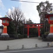 青梅街道と早稲田通りが交わるところに有る大きな神社