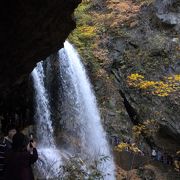 「裏見の滝」ともいわれる「雷滝」