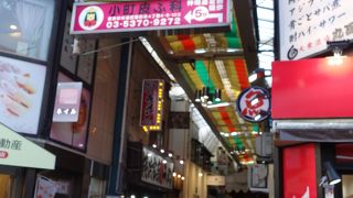 細いアーケードにお店がびっしり