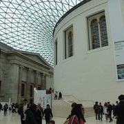 大英博物館の入り口すぐ　朝９時から