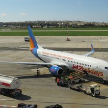 展望デッキから見える飛行機