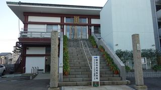 現代的な建築のご本堂でした