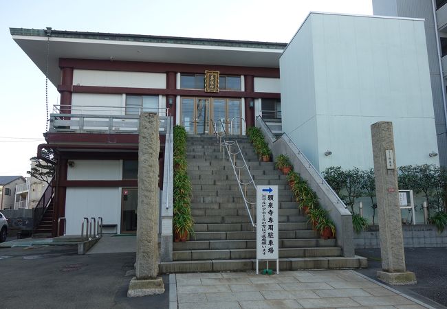 現代的な建築のご本堂でした