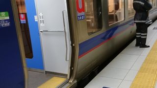 新千歳空港と札幌・小樽を結ぶJRの快速列車
