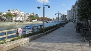 川沿いの遊歩道