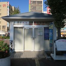 ロータリーの一角にあります