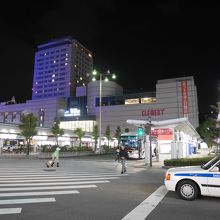 駅ビルなので賑わっています