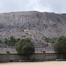 寺院敷地から見た、ブロモ山火口壁へ上って行く階段通路。