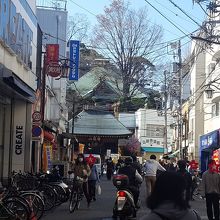 瑞慶山弘明寺の山門。こんな風に商店街の突き当たり。